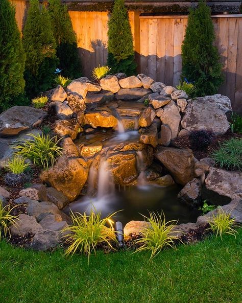 Small Backyard Ponds, Outdoor Waterfalls, Cheap Landscaping Ideas, Taman Air, Landscape Gardening, Backyard Pond, Garden Pond Design, Diy Garden Fountains, Garden Waterfall