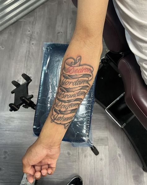 Tattoo Of Daughters Name For Men, Sibling Names Tattoos, Sibling Name Tattoos Ideas, Name Tattoo Designs For Men Fonts, Family Name Tattoos For Men, Multiple Name Tattoos, Tattoos With Names In Them, Siblings Name Tattoo Ideas, Sibling Name Tattoos