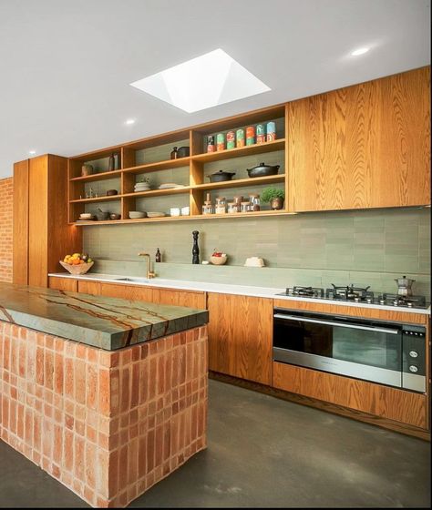 green tiles (artedomus) Green Tiles, Kitchen Redesign, Mid Century Modern Kitchen, Kitchen Dinning, Kitchen Inspiration Design, Xmas Decor, Kitchen Redo, Updated Kitchen, Kitchen Layout