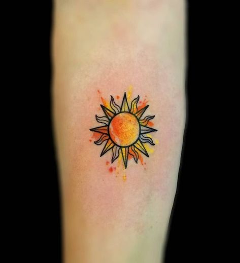 The Sun Tarot Tattoo, Sun Tarot Tattoo, Leo Sun Tattoo, Henna Tattoo Shoulder, Sun Tattoo Ideas, Tattoo Sonne, Maching Tattoos, Sunshine Tattoo, Sky Tattoos