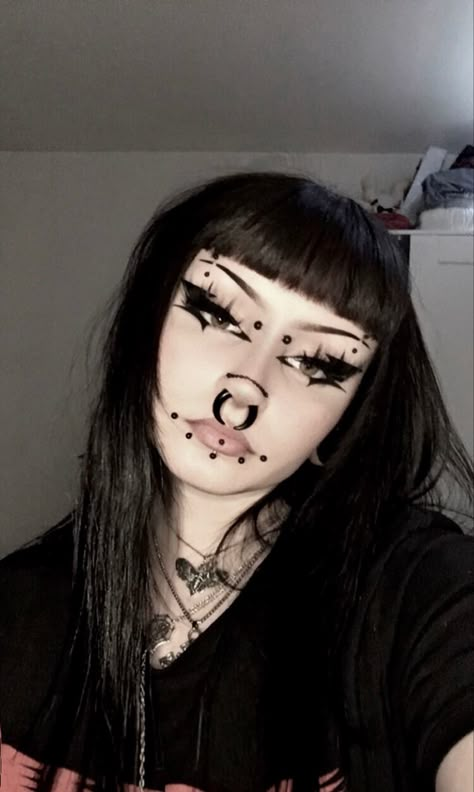 Goth Face Piercings, Piercing Setup Face, Big Eyeliner Looks, Big Septum Piercing, Piercing Set Up, Alternative Eyeliner, Piercing Setup, Goth Piercings, Piercings Goth