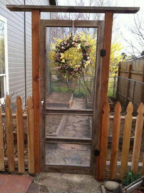 Screen Door Ideas, Old Screen Doors, Garden Gate Design, Diy Garden Fence, Homestead Survival, Open Door, Garden Yard Ideas, Garden Gate, Old Door