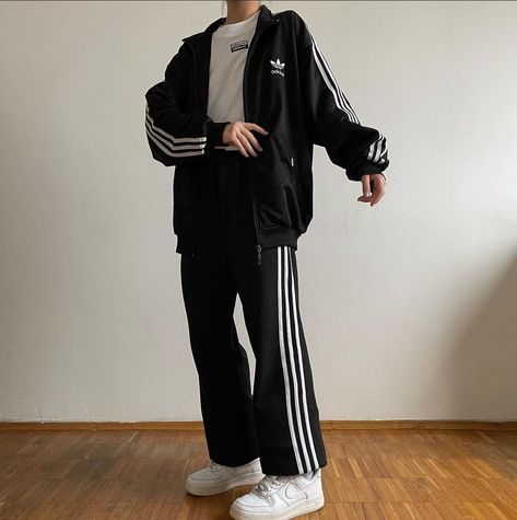 Andegraund Style, Looks Adidas, Tracksuit Outfit, Mode Chanel, Baggy Clothes, Tomboy Style Outfits, Adidas Outfit, Track Suit, Easy Trendy Outfits