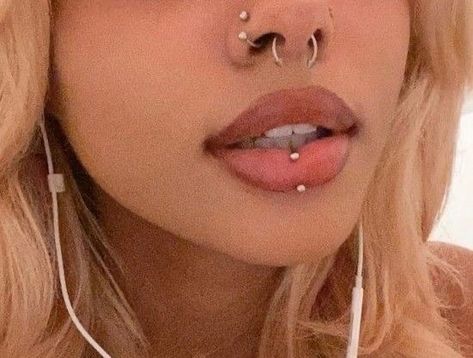 Labret Piercing Ring Aesthetic, Underlip Peircings, Lip Peircings Middle, Verticle Labret Lip Piercing Aesthetic, Lip Percinings, Cute Lip Piercings, Piercings Aesthetic Face, Piercings Ideas Face, Vertical Labret Piercing Jewelry