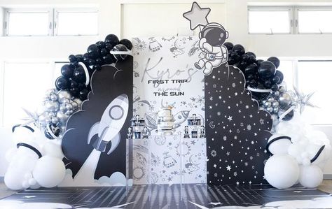 Flawless Events of the keys on Instagram: "This party was out of this world 🌎 🚀 💫 #firsttriparoundthesun #birthdaypartyideas #birthday #partyinspo #modernbirthdayparties #balloongarland #balloons" Astro Party Theme, Space Birthday Party Backdrops, Space Theme Birthday Backdrop, First Birthday Boy Astronaut, Astronaut Theme Birthday Party Backdrop, Space Themed Birthday Party, Space Themed Birthday, Space Party Decorations, Astronaut Party