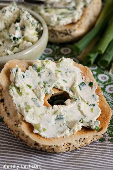 Scallion Cream Cheese Recipe, Bagel Spread Recipes, Savory Spreads, Bagel Brunch, Scallion Cream Cheese, Cream Cheese Bagel, Cream Cheese Spread Recipes, Bagel Spread, Compound Butters