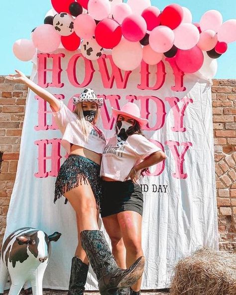 Cowgirl Themed Bachelorette Party 15 Most Amazing Themes Western Disco Party, Bridal Shower Western, Last Disco Party, Western Cowgirl Party, Cowgirl Themed Bachelorette Party, Cowgirl Party Decorations, Western Disco, Bachelorette Balloons, Themed Bachelorette Party