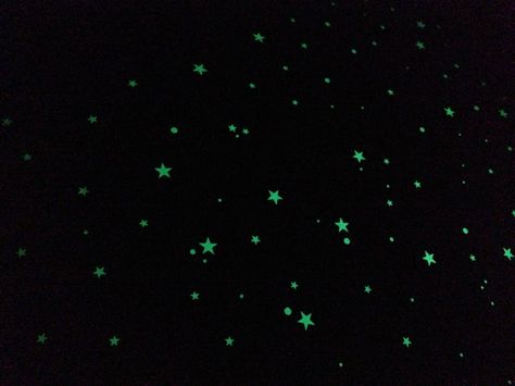 Star Things Aesthetic, Glow In The Dark Aesthetic Wallpaper, Green Star Aesthetic, Glow In The Dark Aesthetic, Glow In The Dark Stars Bedroom, Glow In The Dark Star Ceiling, Glow In The Dark Stars On Ceiling, Glowing Stars Aesthetic, Glow In Dark Stars