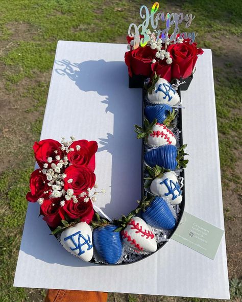 Valentines Day Guy Gifts, Gift Arrangements Ideas, Birthday Ideas For Him, Strawberries For Boyfriend, Roses For Men, Just Because Boyfriend Gifts, Bae Gift, Birthday Gift Ideas For Boyfriend, Gifts Ideas For Boyfriend