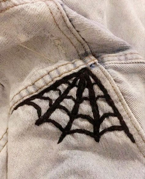 Loren Hale, Jean Diy, Lily Calloway, Clothes Embroidery Diy, Battle Jacket, Addicted Series, Diy Clothes Design, Rosé Brown, Embroidery On Clothes