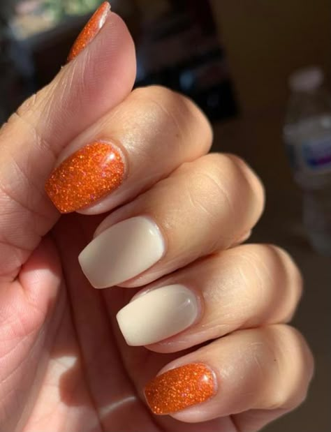 Fall Nails Ideas Dip Powder Coffin, Short Acrylic Nails Fall Colors Glitter, Easy Fall Nails Solid Colors, Fall Nail Looks Acrylic, Fall Simple Gel Nails, Fall Gel Nail Inspiration, Cute Fall Colors For Nails, Orange Dip Powder Nails Fall, Shellac Manicure Short Nails Fall