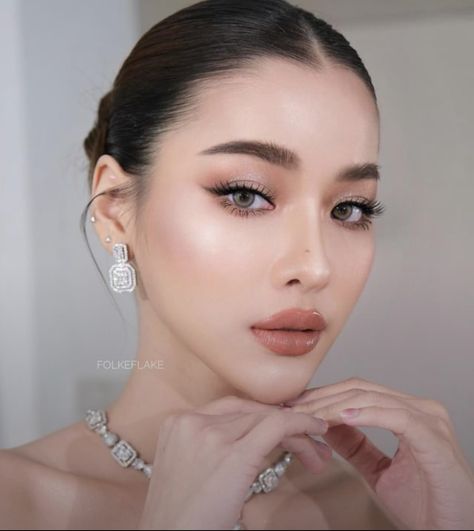 Glowy Wedding Makeup Asian, Thai Makeup Looks Glam, Thai Makeup Looks, Thai Makeup Looks Wedding, Javanese Wedding Makeup, Asian Wedding Makeup, Victoria Secret Makeup, Tan Wedding, Brown Skin Makeup