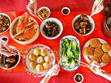 In Shanghai, no fall celebration would be complete without crisp, savory Suzhou-style mooncakes, baskets of steamed crab, and sweet red dates stuffed with sticky rice in a fragrant osmanthus blossom syrup. Here's a look at the region's most iconic Mid-Autumn Festival dishes and how to make them at home, no matter where you are. Chinese Dinner Party, Mid Autumn Festival Party, Chinese Autumn, Autumn Feast, Chinese Moon Festival, Taiwanese Recipes, Cultural Dishes, Steamed Crab, Autumn Cooking