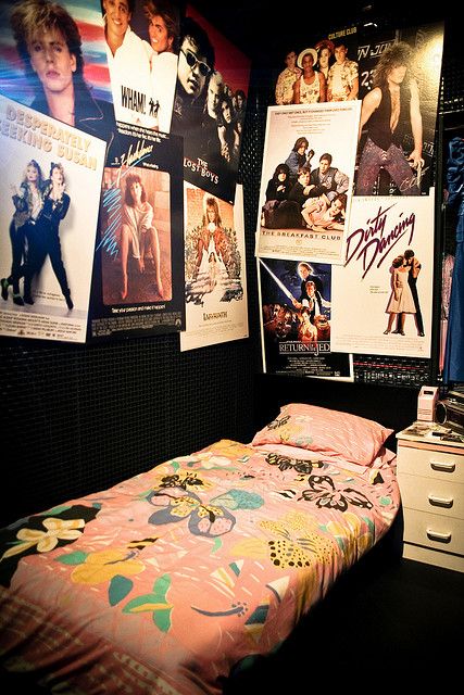 80's bedroom. I LOOOOVE the posters!!!! And I had that bedside table. 80s Style Bedroom, 80s Teen Bedroom, 80’s Bedroom, 80's Bedroom, Bedroom 80s, 80s Room Aesthetic, 80s Bedroom Ideas, 80s Bedroom Aesthetic, Style Année 80