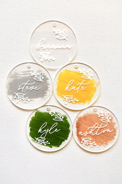 Acrylic Disc Ideas, Holly Illustration, Custom Christmas Tags, Acrylic Items, Christmas Stocking Tags, Acrylic Tags, Vinyle Cricut, Stocking Tags, Acrylic Ornaments