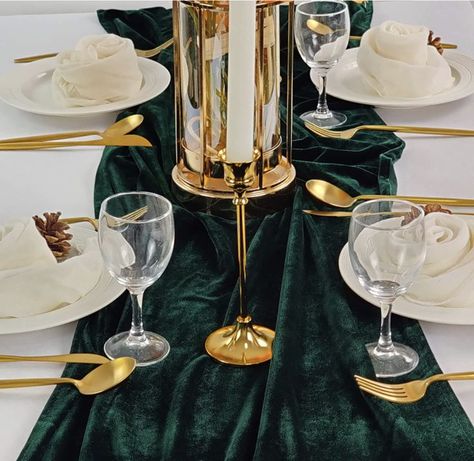 Dark Green And Gold Birthday Party Decor, Dark Green Graduation Party, Ducktales Gladstone, Green And Gold Dinner Party, Dark Green Table Setting, Green And Gold Christmas Table, Green And Gold Party, Aesthetic Weddings, Tablecloth Decorations