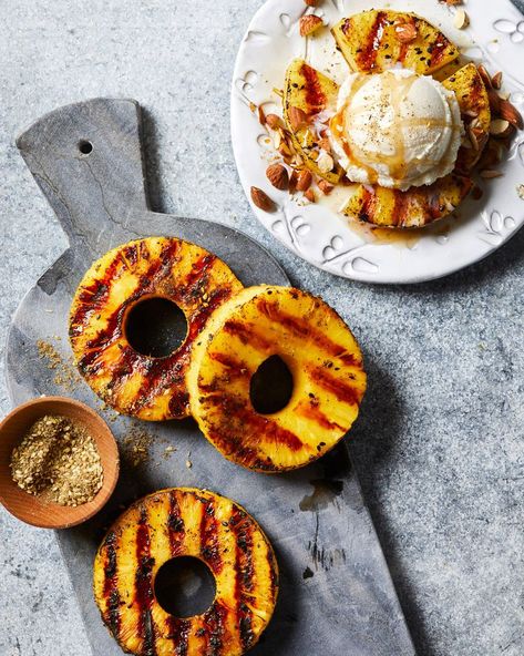 Grilled Pineapple Sundaes Easy Pineapple Dessert, Cake Pineapple, Pineapple Cupcakes, Pineapple Dessert, Glo Girl, Pineapple Dessert Recipes, Grilled Desserts, Grilled Food, Pineapple Desserts