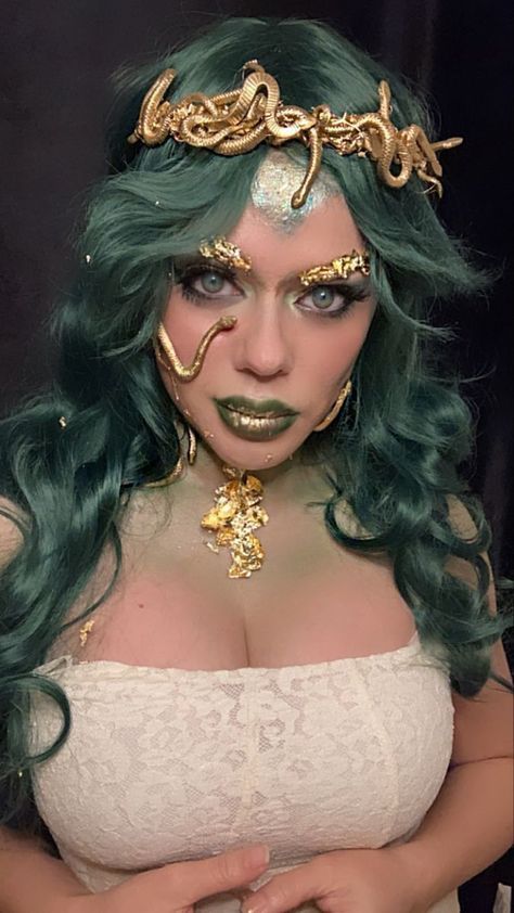 Medusa Makeup Ideas Halloween, Medusa And Stone Costume, Villian Costumes For Women, Mythical Creatures Costumes, Medusa Costume Ideas, Medusa Photoshoot, Cosplay Medusa, Goddess Costume Diy, Medusa Cosplay