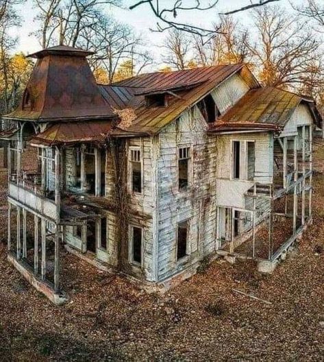 Old Abandoned Buildings, Abandoned Homes, Creepy Houses, Abandoned Property, Abandoned Mansion, Old Abandoned Houses, Spooky Places, Abandoned Castles, Spooky House