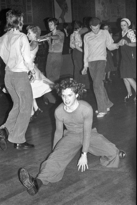 Amazing pictures of northern soul dancing from 1970s Derby - Derbyshire Live Soul Dancing, History Of Dance, The Woman In White, Dance Movement, Shall We Dance, People Dancing, Northern Soul, Music Images, Amazing Pictures