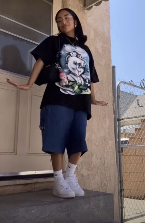 Y2k Boyish Outfits, Jorts 90s Outfit, Baggy Shorts Aesthetic, Y2k Jorts Outfit, 90s Shorts Outfit, Baggy Shorts Outfit Street Styles, Baggy Jorts Outfit Idea, Chicana Outfits, Jorts Outfit Idea