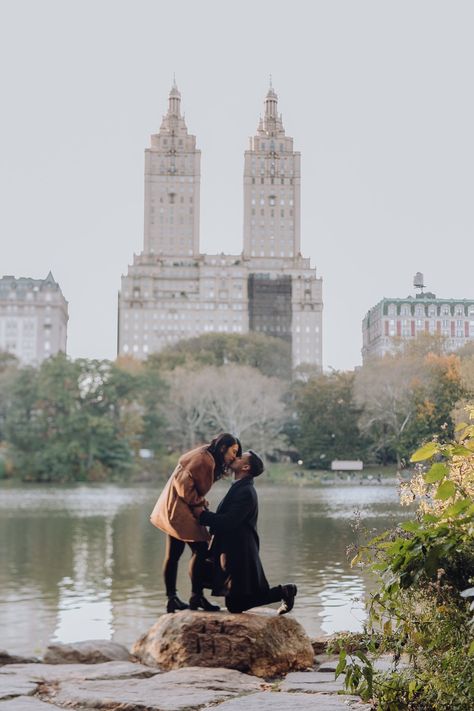 Formal Proposal Ideas, Formal Proposal, Nyc Proposal, Nyc Photo Ideas, New York Couple, High Line Park, Couple Travel Photos, New York City Pictures, Central Park Weddings