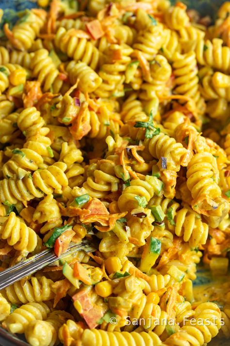 Curry Pasta Salad, Salad Indian, Onion Bhaji Recipes, Indian Salad, Vegetarian Pasta Salad, Easy Summer Salad, Indian Salads, Onion Bhaji, Curry Pasta