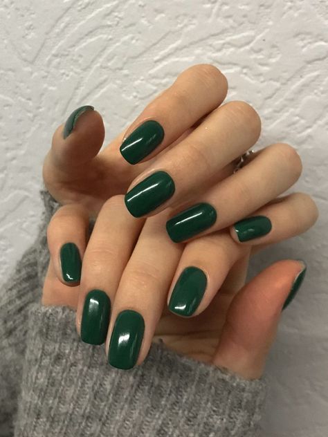 nails, nail inspo Short Acrylic Nails Forest Green, Forest Green Nails Acrylic Short, Emerald Green Natural Nails, Dark Emerald Green Nails Short, Dark Green Dip Nails, Dark Green Square Nails, Dark Green Gel Nails, Dark Green Short Nails, Dark Green Nails Short