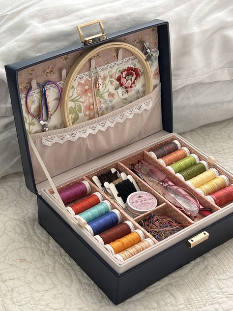 Sewing And Bedroom Ideas, Sewing Needle Case, How To Organize Sewing Supplies, Sewing Christmas Gift Ideas, Sewing Set Up, Sewing Box Ideas, Cute Organizers, Embroidery Organization, Travel Sewing Case