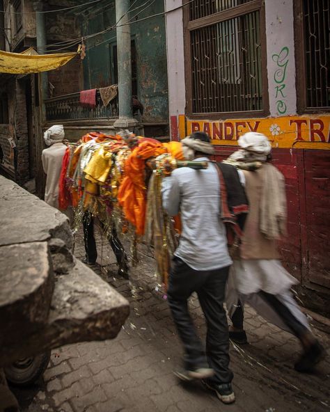 Manikarnika Ghat (Ghat des crémations)Varanasi. Uttar Pradesh. India. ... Manikarnika Ghat Varanasi, Shamshan Ghat Photography, Manikarnika Ghat Photography, Kashi Ghat, Indian Movies Bollywood, Kashi Varanasi, Manikarnika Ghat, Movies Bollywood, Instagram Movie