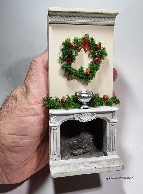 Christmas Dollhouse Diy, Christmas Diorama Ideas, Andreas Rousounelis, Miniature Fireplace, Room Box Miniatures, Christmas Diorama, Bookshelf Art, Christmas Shadow Boxes, Dollhouse Christmas