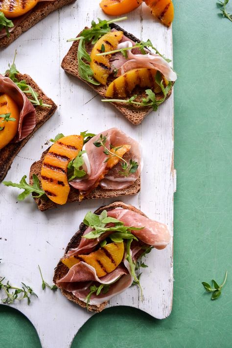 Liven up your Lunchtimes with our divine Griddled Peach, Parma Ham & Rocket Open Sandwich packed with flavor, YUM! Click the link for the full recipe. 😉 Peach Sandwich, Open Sandwich, Ham Sandwich, Parma Ham, Ham Sandwiches, Snack Board, Peach Slices, Parma, Rye