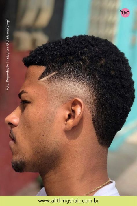 Já ouviu falar do moicatrem? Então clique para saber tudo sobre os diferentes modelos de moicano disfarçado! Veja muitas fotos de inspiração desse corte masculino que é super popular nos salões e barbearias. Natural Hair Haircuts, Black Hair Cuts, Cornrow Hairstyles For Men, Burst Fade, Shaved Hair Designs, Diy Hair Masks, Black Men Haircuts, Jeezy, Hair Masks