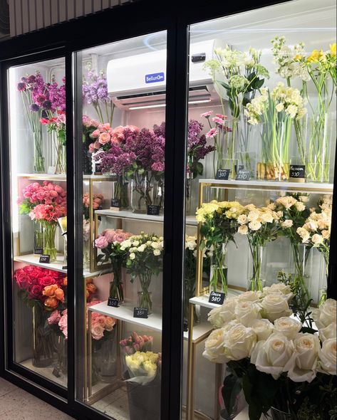 Luxury Florist Shop, Flower Arrangement Business, Florist Shop Interior Window Displays, Flower Shop Organization Ideas, Flower Shop Ideas Business, Flower Store Interior, Flower Shop Interiors Design Florists, Floral Shop Interior, Florist Shop Interior