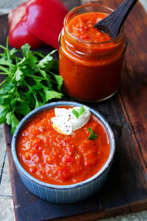 Eine Paprikasoße kannst du mit wenigen Zutaten schnell und einfach selber machen. Ob zum Schnitzel oder zu Reis, die Sauce aus Paprikaschoten schmeckt einfach immer. Paprika Dip, Pesto Dip, Paprika Sauce, Dip Sauce, Dipping Sauce, Yum Yum, Ketchup, Pesto, Baking Recipes