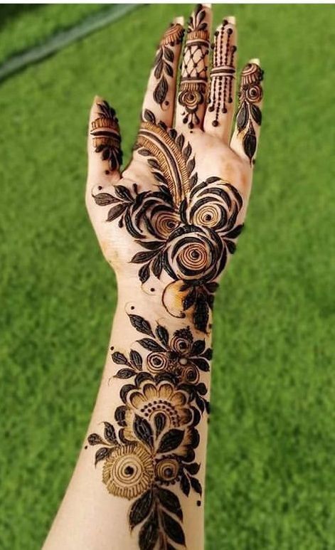 Khafif Mahendi Design Front Hand, Khafif Mehndi Design Front Hand, Kafif Design Front Hand, Kafif Design Simple, Rose Mehndi Designs Front Hand, Kafif Design, Kashee's Mehndi Designs, Yoga Strong, Front Hand Mehndi