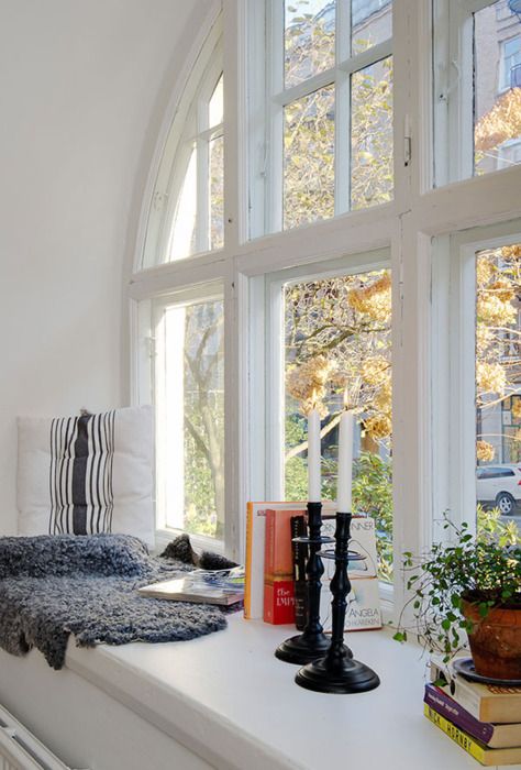 wonderful window Bay Window Decor, Scandinavian Room, Cozy Reading Corners, Arched Windows, Window Seat, White Decor, White Home Decor, Cozy Space, Window Design