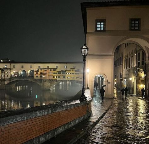 Florence At Night, Florence Italy Winter, Rainy Italy, Italy Night Aesthetic, Florence Italy Aesthetic, Autumn Italy, Night In Italy, Florence Aesthetic, Italy In November