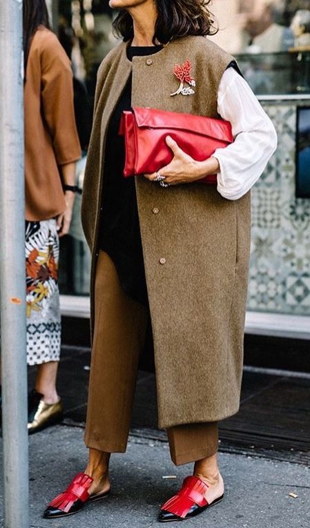 Long sleeveless coat with red accessories Most Trending Outfits, Casual Fashion Trends, Sleeveless Coat, Fashion Corner, Amazing Outfits, Street Chic, Mode Inspiration, Women's Style, Winter Outfits