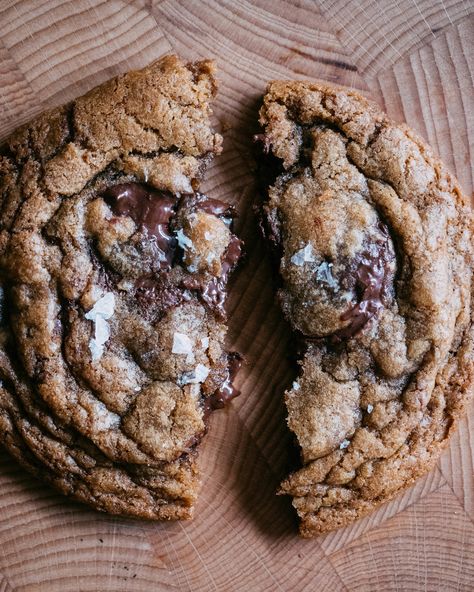 Desert Cookies, The Boy Who Bakes, Desert Board, Toffee Chocolate Chip Cookies, Biscuits Recipes, Toffee Chocolate, Brown Butter Chocolate Chip, Toffee Bars, Butter Toffee