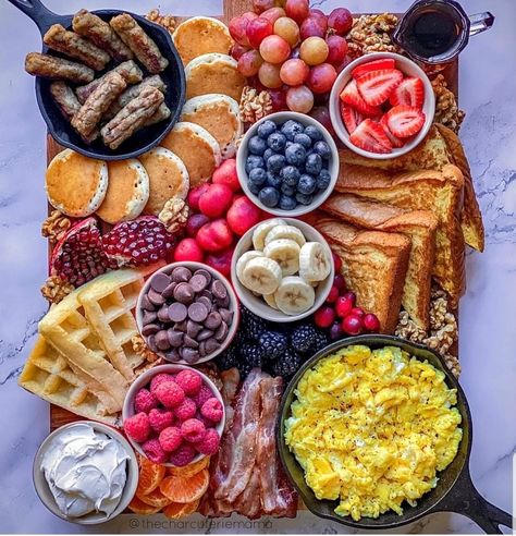 Breakfast Cuterie Board, Brunch Fruit Recipes, Birthday Breakfast Board, Donut Breakfast Party, Birthday Breakfast Healthy, Dad Breakfast Ideas, Contential Breakfast Buffet, Girly Breakfast Ideas, Easy At Home Brunch Ideas