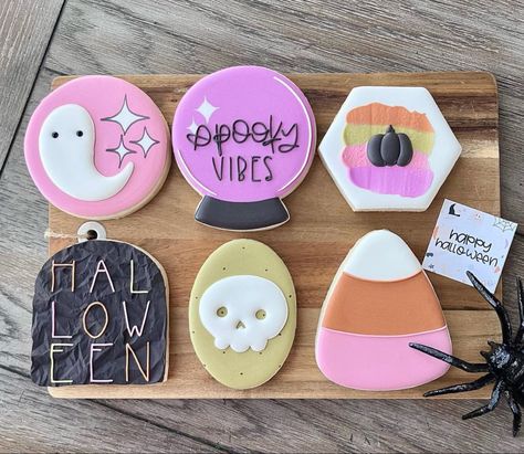 Fall Halloween Cookies Decorated, Sweet Sugarbelle Halloween Cookies, Cute Halloween Decorated Cookies, Halloween Custom Cookies, Simple Halloween Cookies Royal Icing, Cute Ghost Cookies Decorated, Spooky Birthday Cookies, Halloween Circle Cookies, Pastel Halloween Cookies Decorated