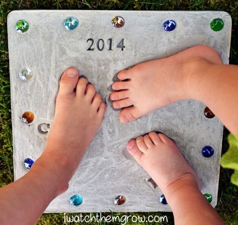 How to DIY Cute Footprint Cement Stepping Stone tutorial Chicken Backyard, Footprint Keepsake, Cement Patio, Stepping Stones Diy, Garden Stepping Stones, Casa Country, Stones Diy, Cement Crafts, Dry Creek