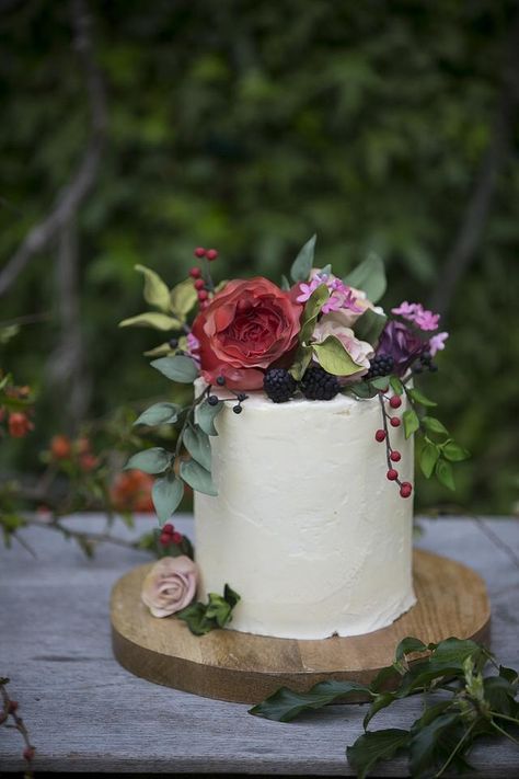 Wedding Cake Options, Cake With Flowers, Small Wedding Cakes, Black Wedding Cakes, Fresh Flower Cake, Wedding Treats, Wedding Cake Rustic, Handmade Cake, Simple Wedding Cake