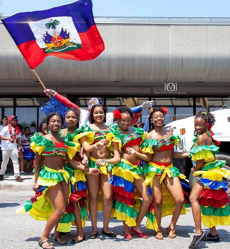 Haitian Clothing, Haiti History, Caribbean Outfits, Haitian Culture, Black Power Art, Carnival Girl, Caribbean Fashion, Haitian Flag, Haitian Art