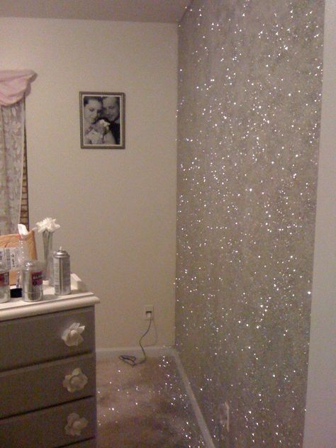 Glitter Accent Wall 3 pounds of loose glitter, 2 cans adhesive spray paint, 1 paper plate, 1 straw. Pour some glitter on plate. Spray each sq ft of wall with adhesive. Blow glitter from plate onto wall with straw. Finish with 2 cans of clear gloss spray paint to last for a lifetime. Messy but fun. Gorgeous! -chrissydixon: Spray Paint Walls Bedrooms, Glitter Accent Wall, Glitter Bedroom, Glitter Paint For Walls, Glitter Room, Glitter Wall, Deco Originale, Wall Paint Designs, Design Del Prodotto