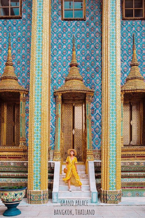 Grand Palace in Bangkok, Thailand. The Grand Palace is a complex of buildings at the heart of Bangkok, Thailand. The palace has been the official residence of the Kings of Siam since 1782. The king, his court and his royal government were based on the grounds of the palace until 1925. Thailand Travel Clothes, Christmas Gift Photography, Bangkok Outfit, Bangkok Photos, Grand Palace Bangkok, Bangkok Shopping, Thailand Travel Destinations, Thai Travel, Get Paid To Travel