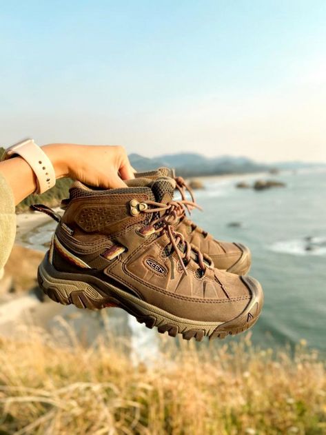 Cute Hiking Shoes, Summer Hiking Boots, Keen Boots, Adventure Shoes, Hiking Boots Outfit, Best Hiking Shoes, Womens Hiking Shoes, Hiking Boots Women, Mid Boots