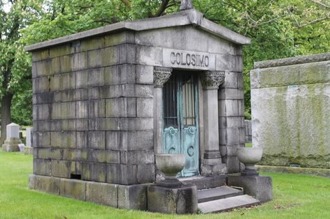 Touring the Tombs: The Mysterious Mausoleums of Chicago's Abandoned Cemeteries | Atlas Obscura Halloween Yard Decorations Diy, Prohibition Era, Outside Room, Strange Facts, Spooky Places, London Trip, Old Cemeteries, Cemetery Art, Location Inspiration