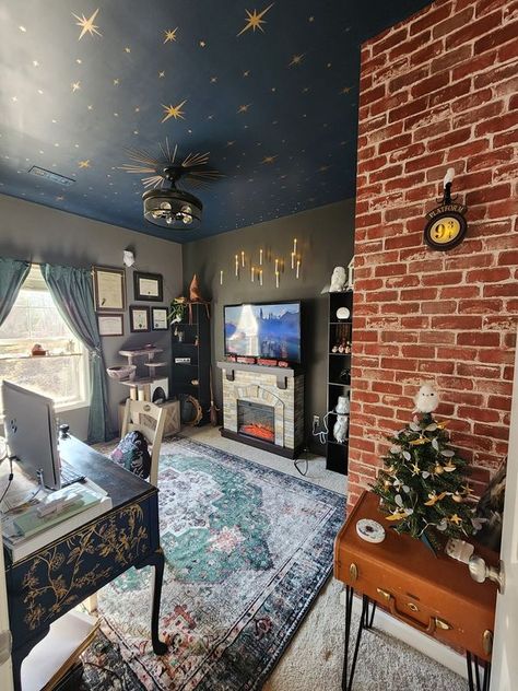 Harry Potter Study Room Ideas, Harry Potter Inspired Office, Aesthetic Harry Potter Room, Harry Potter Bedroom Decor Ideas, Harry Potter Ceiling, Harry Potter Office Decor, Slytherin Room Decor, Harry Potter Aesthetic Room Decor, Harry Potter Bedroom Ideas